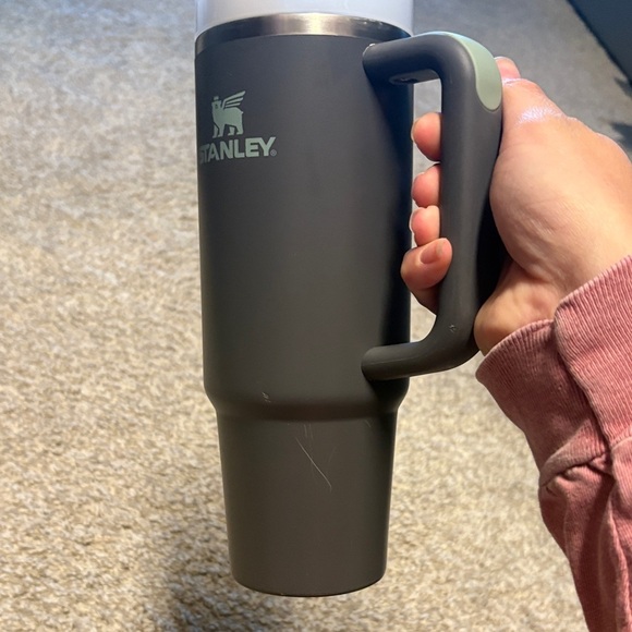 Stanley Matte Tumbler with Handle and Lid in color 'charcoal' 30 ounce - Picture 6 of 8